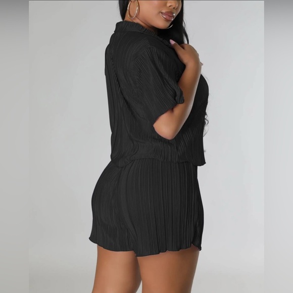 New Women’s Pleated 2 piece Short Set - Picture 4 of 4